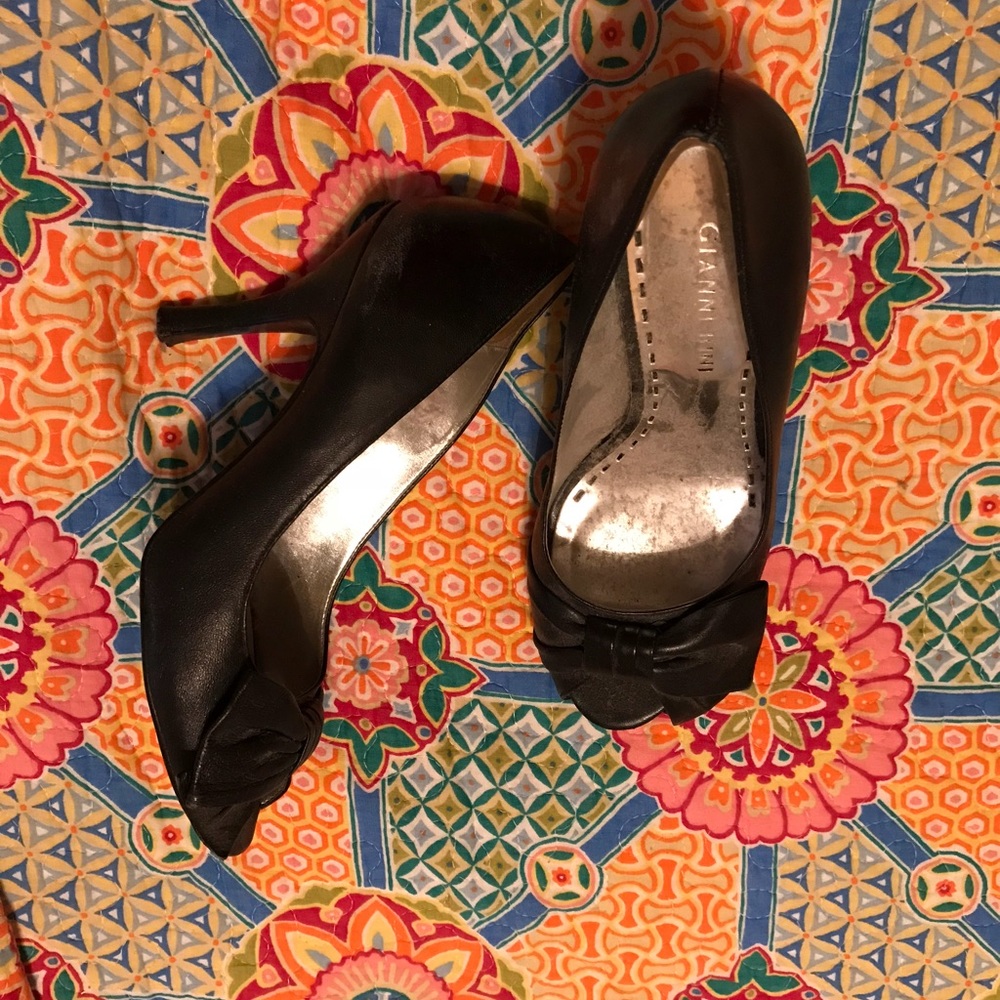 Gianni Bini bow black peep toe heel
